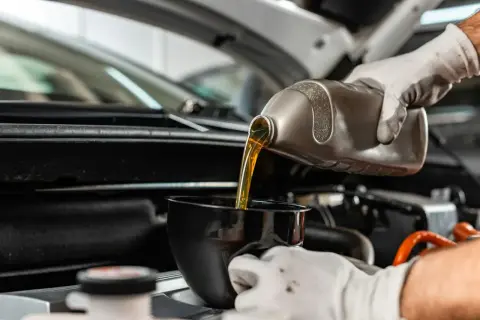 Wlewanie oleju do silnika Hyundai i30 1.4 benzyna. Wymiana płynu eksploatacyjnego.