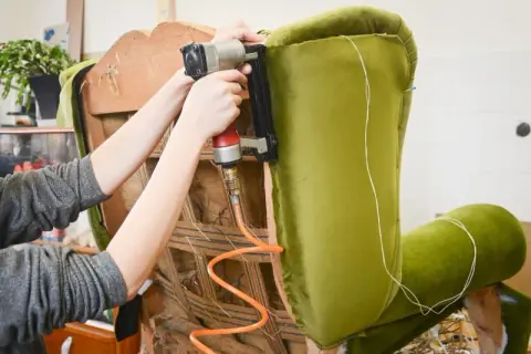 Obijanie krzesła DIY: Kompletny przewodnik krok po kroku