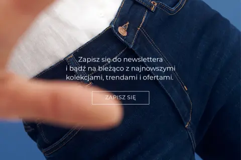 Zbliżenie na granatowe spodnie denim, z białym materiałem pod spodem. Zapisz się do newslettera i bądź na bieżąco z najnowszymi kolekcjami, trendami i ofertami.