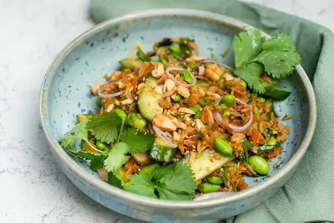 En härlig asiatisk ris-sallad med edamamebönor, gurka och jordnötter. Ett perfekt sallad recept för en lätt lunch.