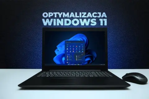 Laptop z ekranem Windows 11 i menu Start. Napis "Optymalizacja Windows 11" nad ekranem. Obok myszka komputerowa.