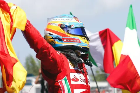Fernando Alonso, piloto de Ferrari, celebra con banderas de España e Italia.