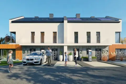 Rodzina przed nowoczesnym domem z ładowarką do auta elektrycznego. Jak sprawdzić dewelopera? Sprawdź opinie i realizacje.
