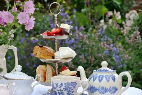 Un délicieux tea time en plein air avec scones, fraises et thé. Un moment de détente au jardin.