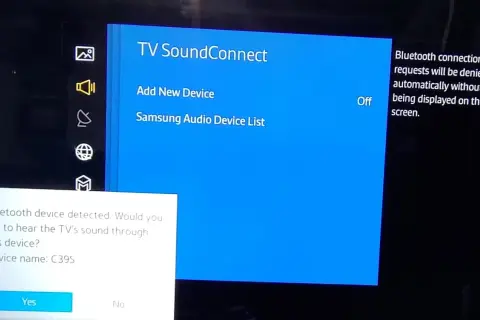 Ekran telewizora Samsung z menu TV SoundConnect i powiadomieniem o wykrytym urządzeniu Bluetooth.