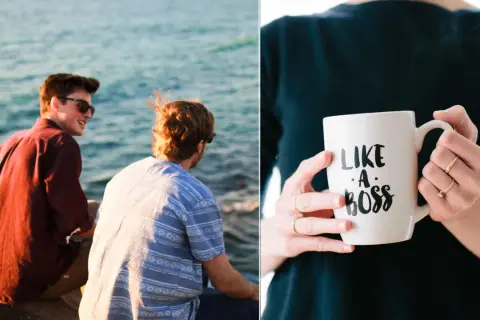 Två män vid havet, en med solglasögon, och en hand som håller en mugg med texten "LIKE A BOSS". Kanske ett tecken på otydligt ledarskap i en avslappnad miljö.