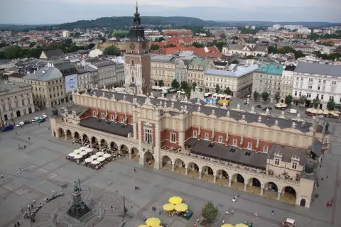 Krakowiaczek jeden tekst, Sukiennice na Rynku Głównym w Krakowie, z wieżą ratuszową w tle.