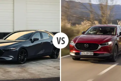 Szary Mazda 3 sedan obok czerwonego crossovera na drodze.