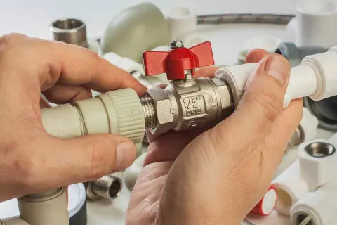 Wymiana grzałki w bojlerze: koszt, DIY i kiedy kupić nowy?