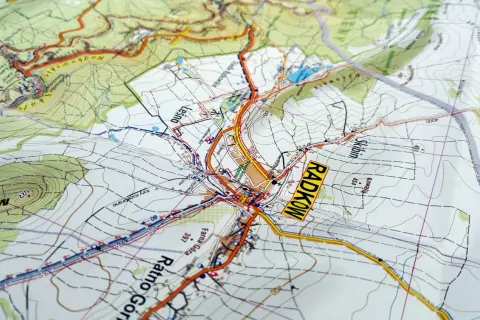 Mapa turystyczna Gór Stołowych z zaznaczonymi szlakami i miejscowością Radków. Idealna do planowania wędrówek.