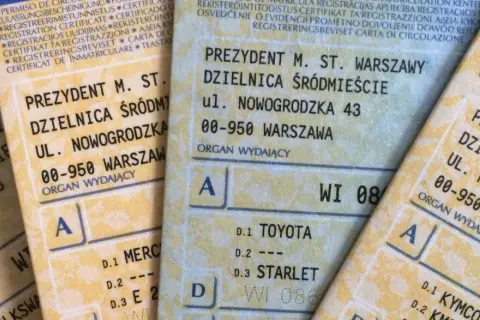 Zgubiony dowód rejestracyjny? Na zdjęciu dokumenty pojazdów z Warszawy, ul. Nowogrodzka 43.