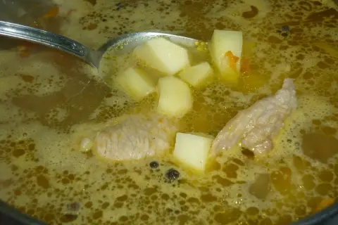 Jak zrobić najlepszą zupę na żeberkach - przepis krok po kroku dla każdego