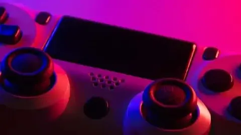 Jak podłączyć pada PS4 do komputera - proste metody i porady
