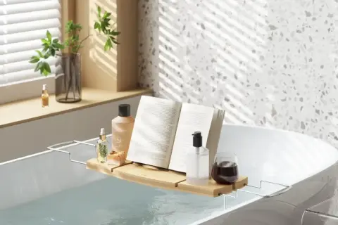Relaks w wannie: książka, kosmetyki i napój tworzą idealne domowe spa.