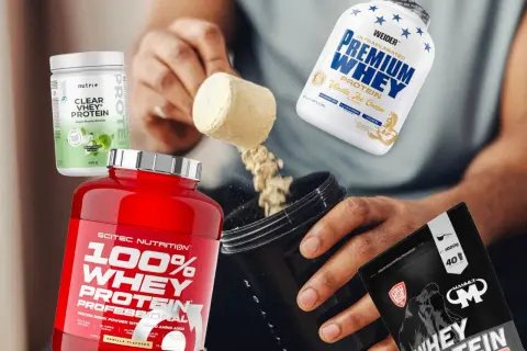 Preparazione di un frullato proteico con diverse opzioni: proteine whey, isolate e vegane.