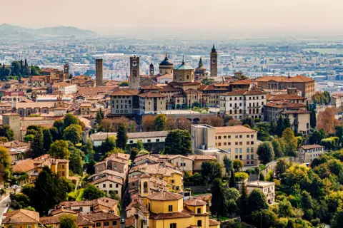 Widok na Bergamo z wieżami i dachami, idealne miejsce na loty z Lublina.
