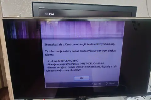Uszkodzona matryca w telewizorze Samsung UE40D5800. Na ekranie komunikat o kontakcie z serwisem, sugerujący wymianę matrycy.