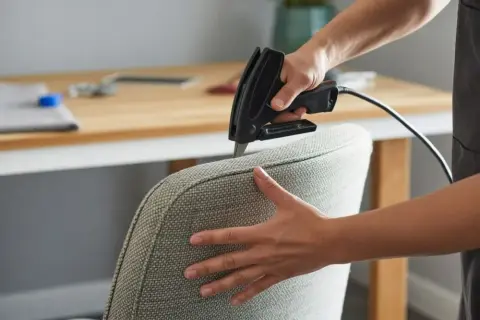Jak wymienić tapicerkę oparcia krzesła? Poradnik DIY