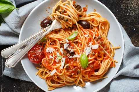 Spaghetti alla Puttanesca: Szybkie, pikantne i pełne smaku!