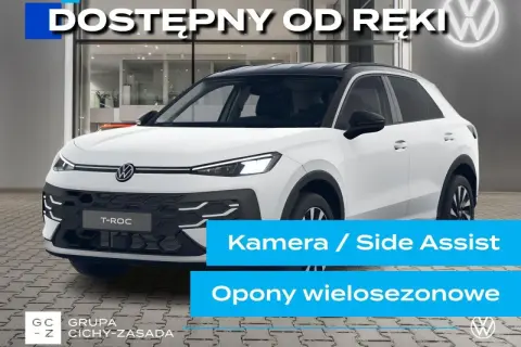 Nowy T-Roc z kamerą i asystentem parkowania, dostępny od ręki. Idealny na każdą pogodę dzięki oponom wielosezonowym.