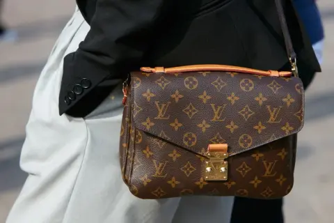 Czy torebki Louis Vuitton są ze skóry? Odkryj prawdę o materiałach