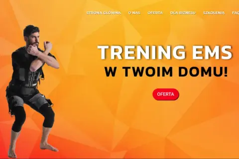 Mężczyzna w stroju do treningu EMS ćwiczy w domu. Sprawdź naszą ofertę na trening EMS!