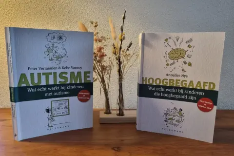 Twee boeken, 'Autisme' en 'Hoogbegaafd', die ouders en leerkrachten helpen bij het begrijpen van kinderen. Ideaal als leesboeken groep 6.