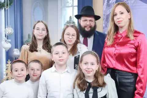 Rodzina w świątecznej atmosferze, z uśmiechem na twarzach. Szalom!