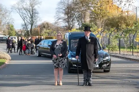 Pogrzeb świecki co to? Poznaj alternatywę dla tradycyjnych ceremonii