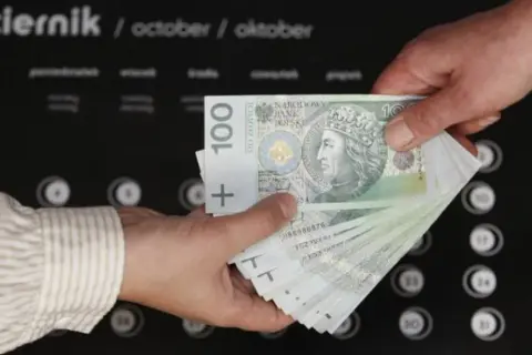 Czy mąż może przelać żonie pieniądze bez podatku? Sprawdź zasady.