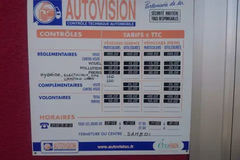 Tableau des tarifs du contrôle technique Autovision. Le contrôle technique prix varie selon le type de véhicule (essence, diesel, hybride, électrique) et le type de visite (réglementaire, complémentaire, volontaire).