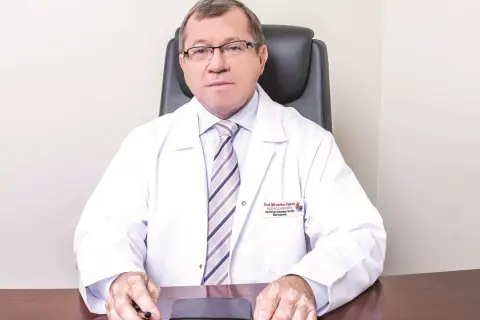 Profesor Mirosław Ząbek, specjalista neurochirurg, w swoim gabinecie. Jego centrum Gamma Knife to miejsce, gdzie ratuje życie.