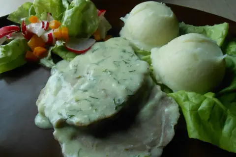Schab w sosie koperkowym, podany z puree ziemniaczanym i sałatką z warzyw. Pyszny obiad gotowy!