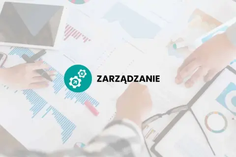 Grafika z ikoną kół zębatych i napisem "ZARZĄDZANIE" na tle dokumentów z wykresami.