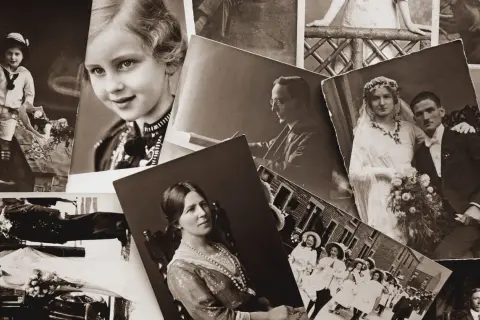 Un assemblage de photos historiques : un enfant en marin, un portrait de jeune fille, un couple marié, une femme assise, et d'autres scènes de vie.