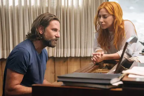 Bradley Cooper i Lady Gaga przy pianinie, początek ich wspólnej drogi w narodziny gwiazdy.