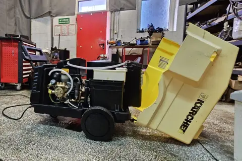 Kärcher myjka ciśnieniowa nie włącza się. Widoczny jest jej czarny korpus z elementami hydraulicznymi i żółta obudowa.