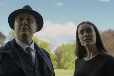 Reddington und Dembe blicken nachdenklich in den Himmel. Ein Moment der Ruhe in Staffel 11 von Blacklist.