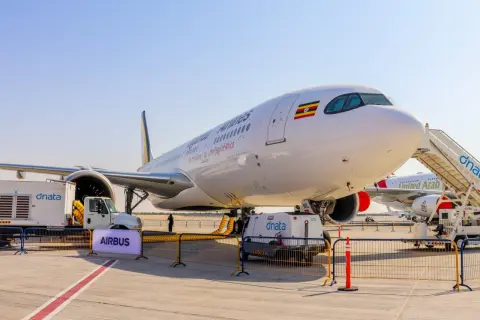 Airbus A330-900neo Uganda Airlines na płycie lotniska, gotowy do lotu.