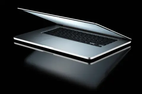 Elegancki laptop z otwartą klapą na czarnym tle. Dowiedz się, jak sprawdzić model laptopa, by poznać jego specyfikację.
