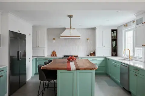 Cuisine moderne avec îlot en bois, armoires vertes et blanches. Idée pour refaire sa cuisine petit budget.