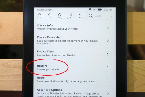 Écran de veille du Kindle bloqué. L'option "Redémarrer" est sélectionnée pour résoudre le problème.