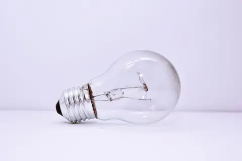 Lampadina a incandescenza, pronta per essere smaltita. Dove si buttano le lampadine? In discarica speciale, non nel vetro.
