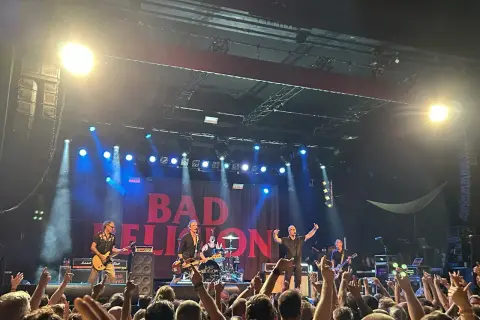 Bad Religion rockt die Bühne in Hamburg! Die Band gibt alles, während die Fans jubeln und die Hände zum Himmel recken.