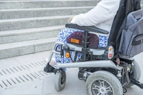 Kto może wystawić zlecenie na wózek inwalidzki? Oto kluczowe informacje