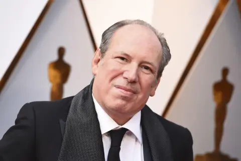 Hans Zimmer, kompositören bakom många ikoniska filmer, ler mot kameran.