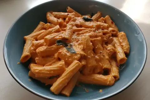 En krämig pasta med en härlig tomatsås, perfekt för ett snabbt vodka pasta recept. Toppad med chili och parmesan.
