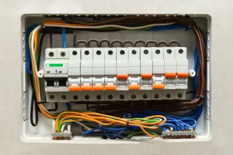 Jak zrobić rozdzielnię elektryczną bez błędów i z zachowaniem bezpieczeństwa