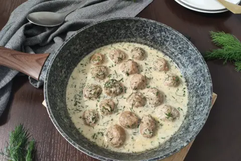 Pyszne pulpeciki w sosie koperkowym, gotowe do podania. Aromatyczny sos i delikatne mięso tworzą idealne danie.