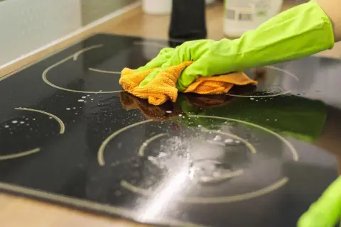 Skuteczne sposoby na to, czym wyczyścić kuchenkę indukcyjną bez ryzyka uszkodzeń